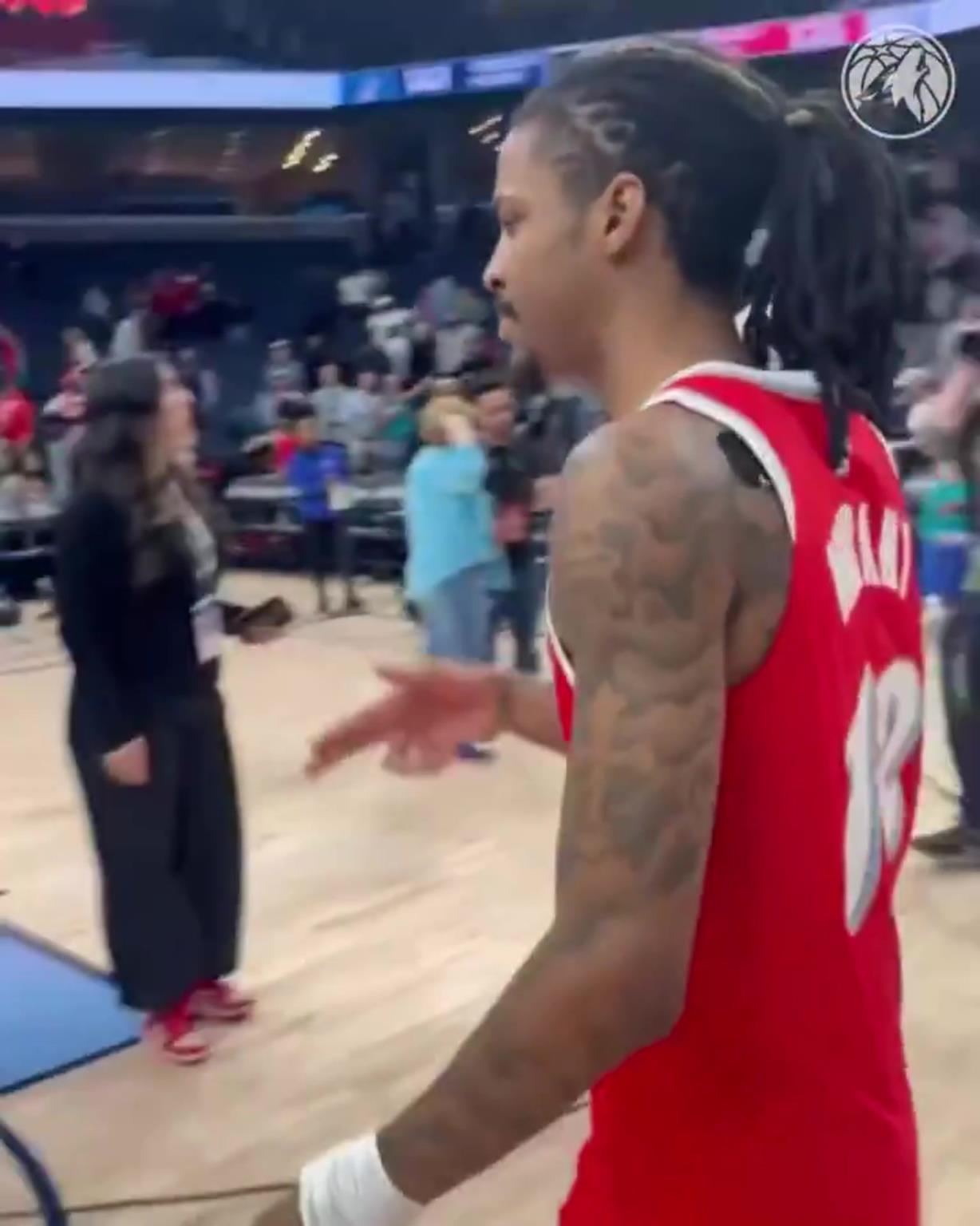 笑死！莫蘭特賽后與華子握手，竟然也是比出“手槍”的手勢