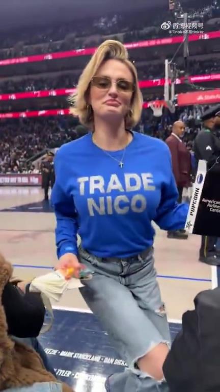 主場不準球迷打印“解雇Nico”標語，女球迷就出此下策