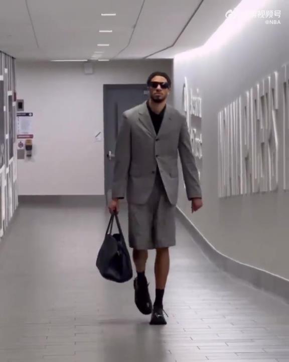 時尚潮男！哈利今日一身灰西裝短褲墨鏡搭配入場 腿真細！