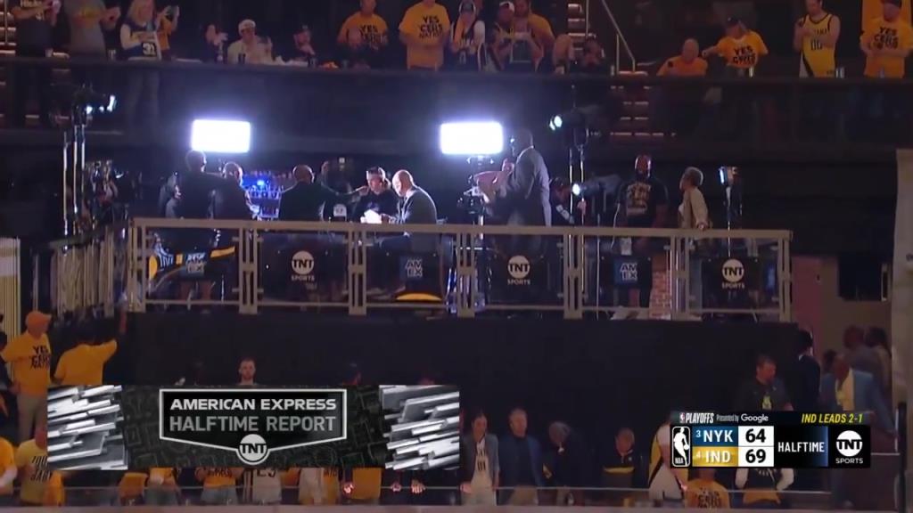 ??？轉(zhuǎn)播鏡頭給到解說看臺，奧尼爾居然抱著一個人在彎舉