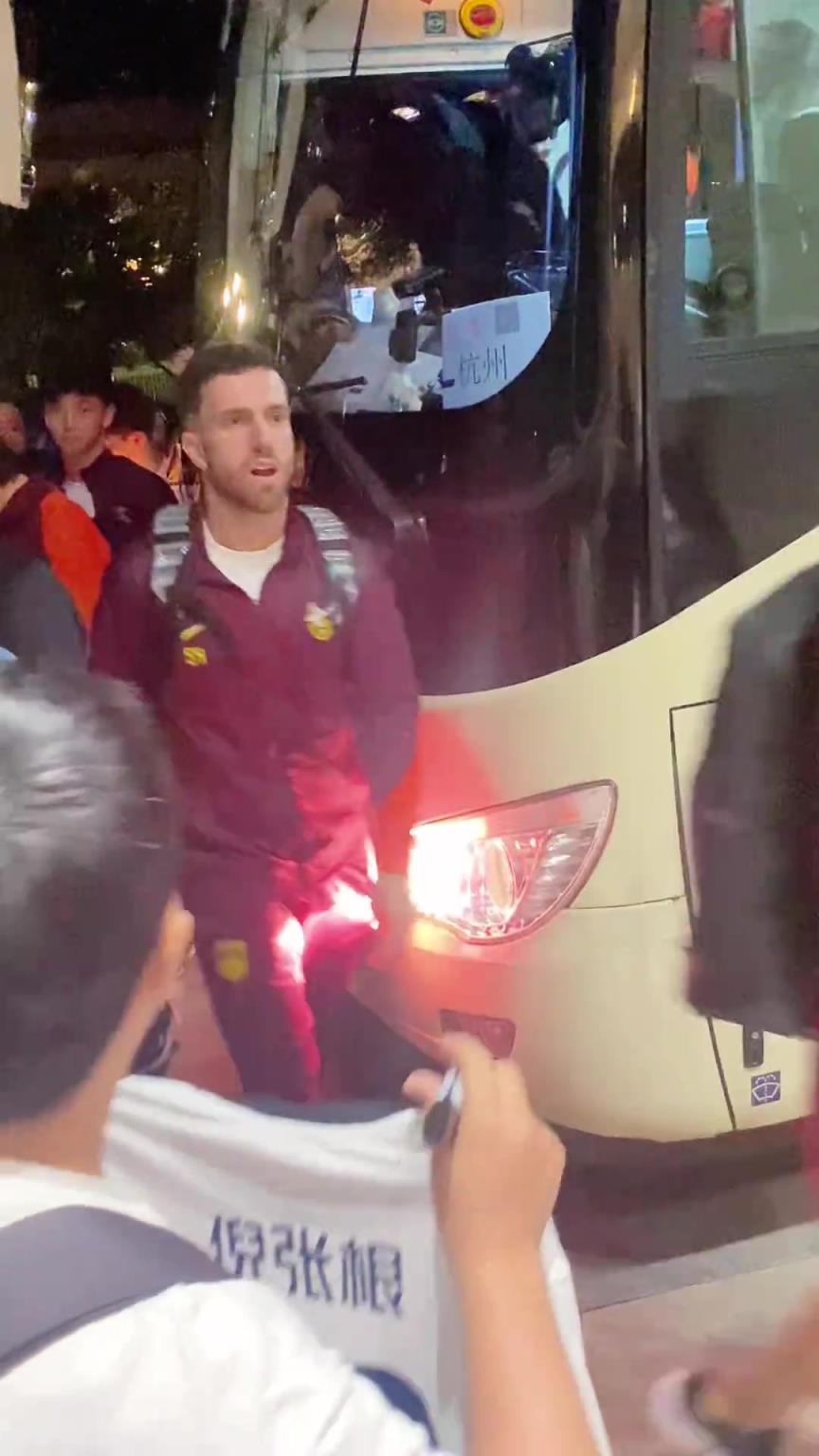 韋世豪嚇得箭步逃跑！國(guó)足深夜到酒店差點(diǎn)被摁在車頭不讓走