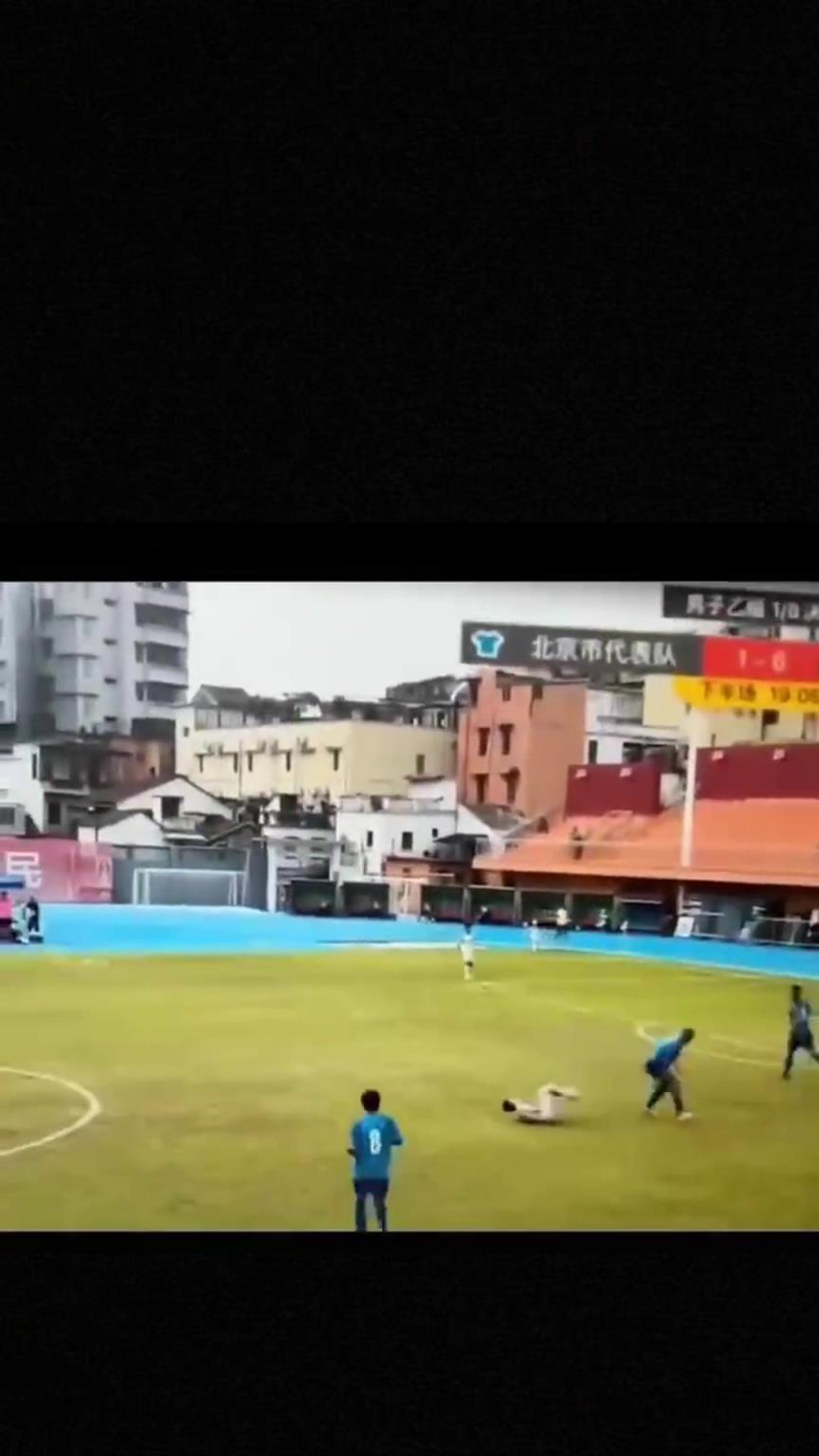 太可怕了！全運(yùn)會(huì)驚現(xiàn)殺人足球，球員將對(duì)手直接踢骨折