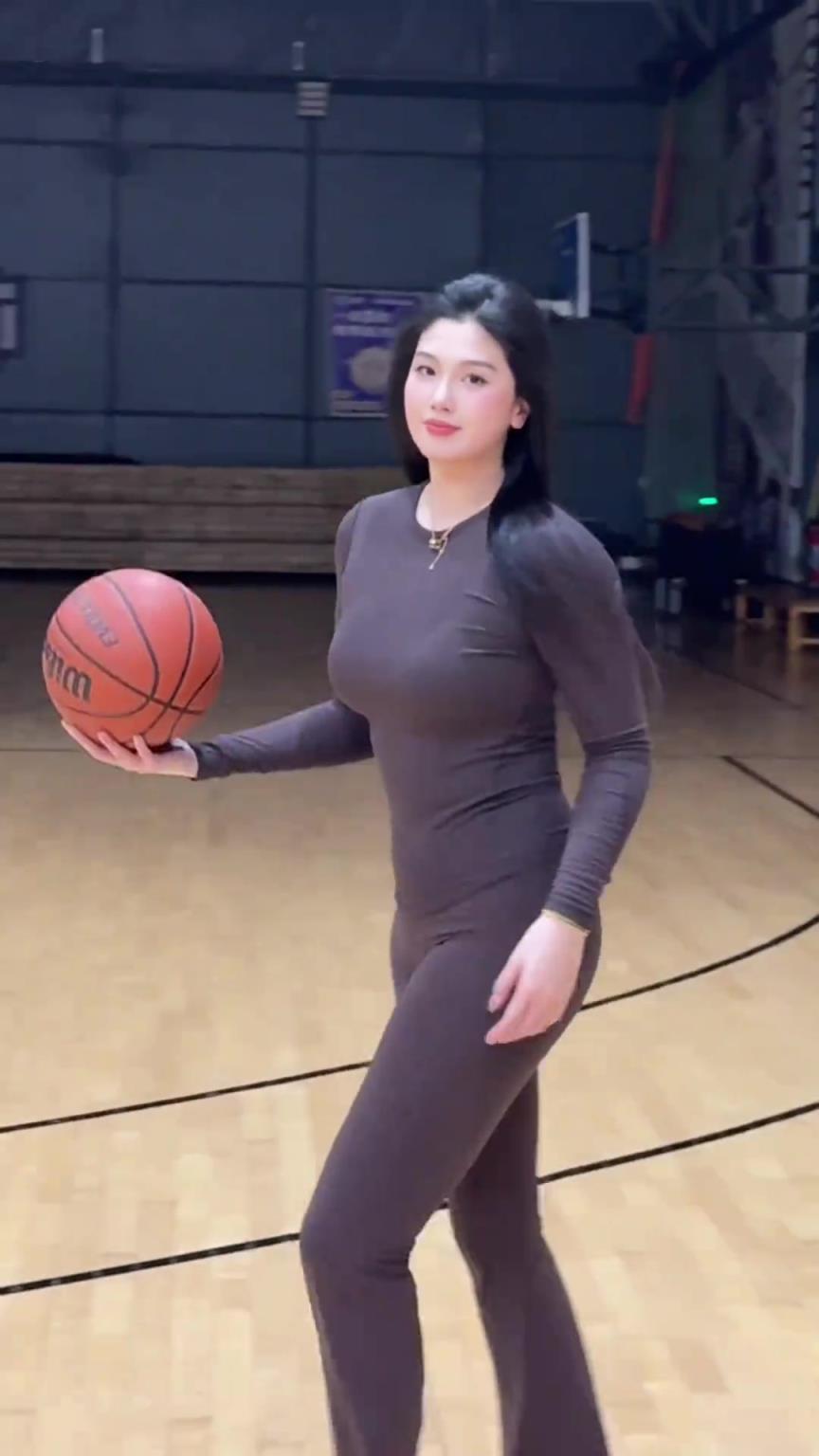 低配版卡戴珊！野球場肘姐這身材，懂的吧友都懂！