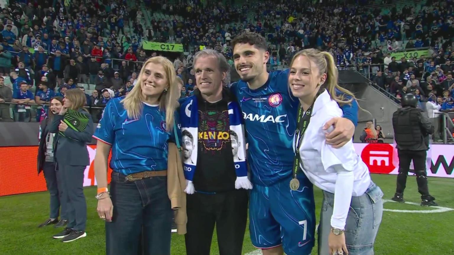 內(nèi)托好福氣！奪冠后高顏值女友來合照，身材相當(dāng)哇塞！