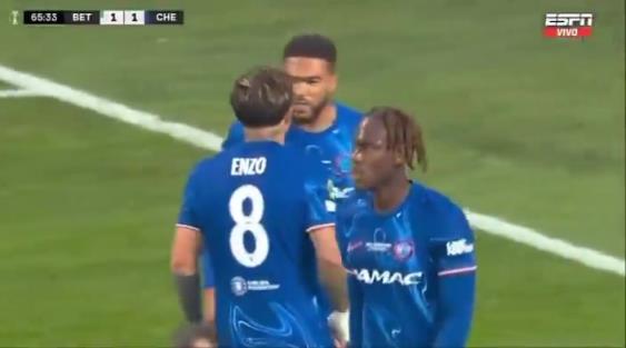 繼續(xù)干！恩佐進球后給了詹姆斯一巴掌，兩人頂頭互相打氣