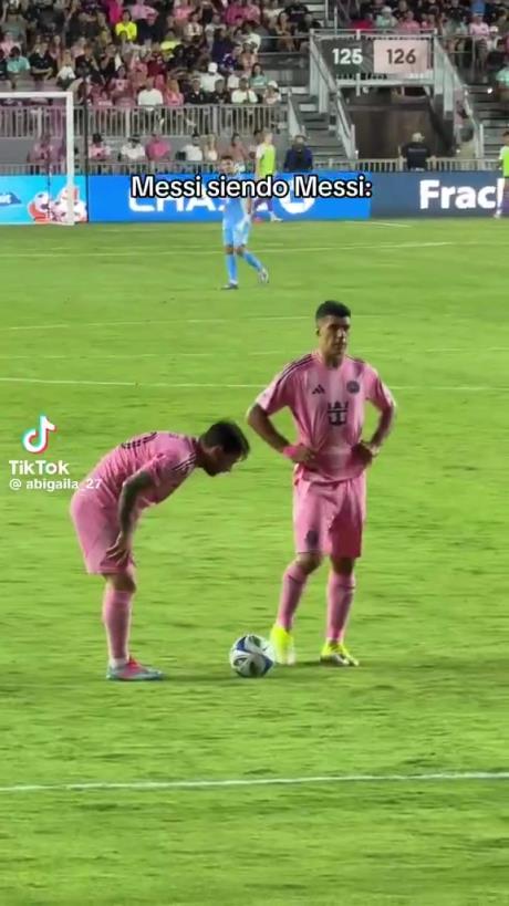 哈哈！梅西擺任意球偷偷往前挪被裁判抓包