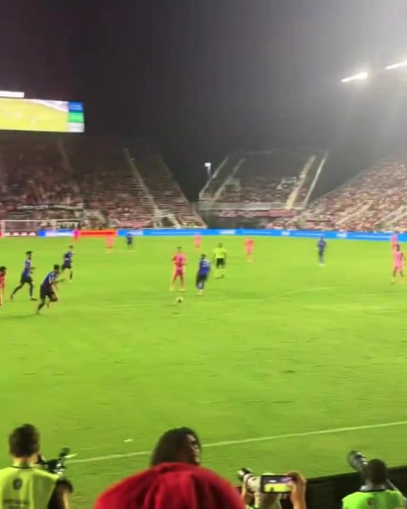 梅老板為了給蘇亞雷斯送個助攻，也是拼了啊