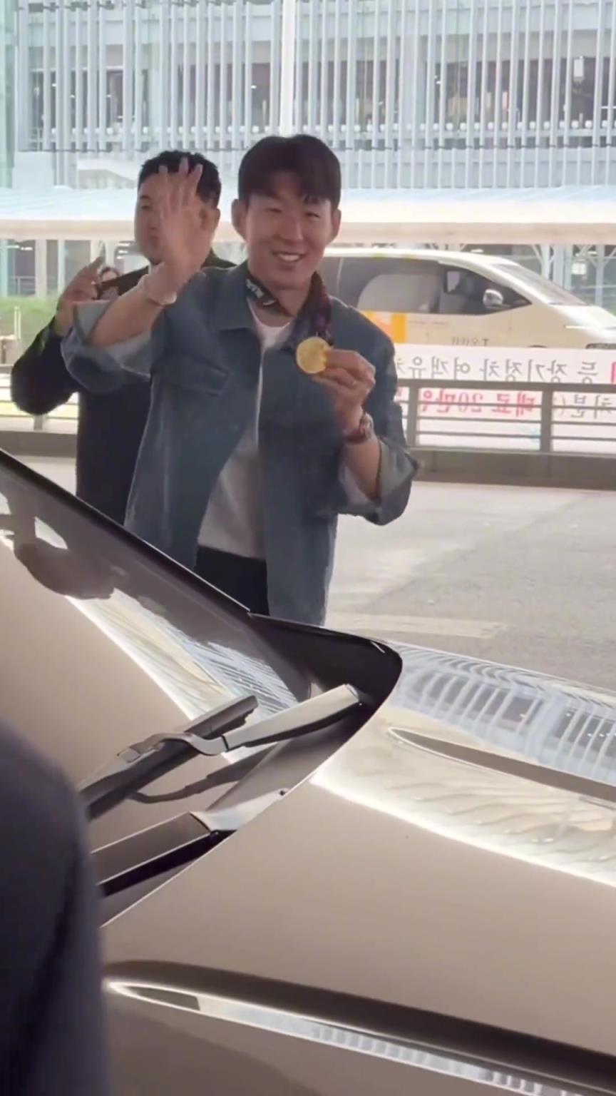 衣錦還鄉(xiāng)！孫興慜返回韓國，眾多女球迷讓其把歐聯(lián)獎牌戴上