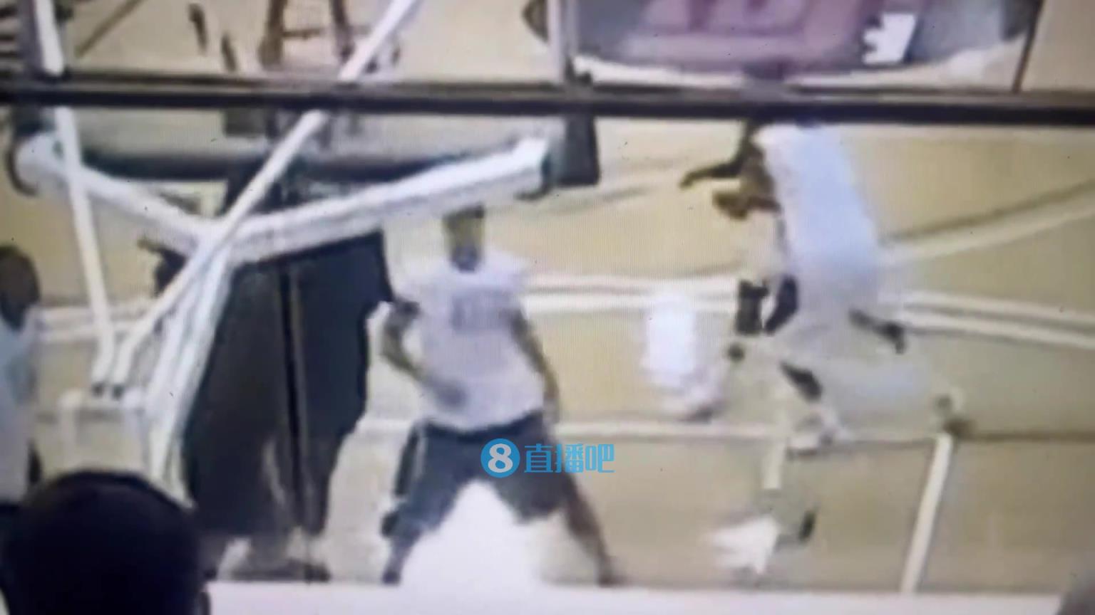 引熱議！美媒翻舊賬：當年詹姆斯被大學生隔扣，耐克沒收了錄像帶