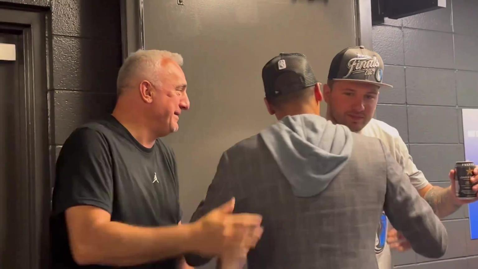 去年的今天，東契奇率隊殺入總決賽，賽后喝啤酒被芬利沒收