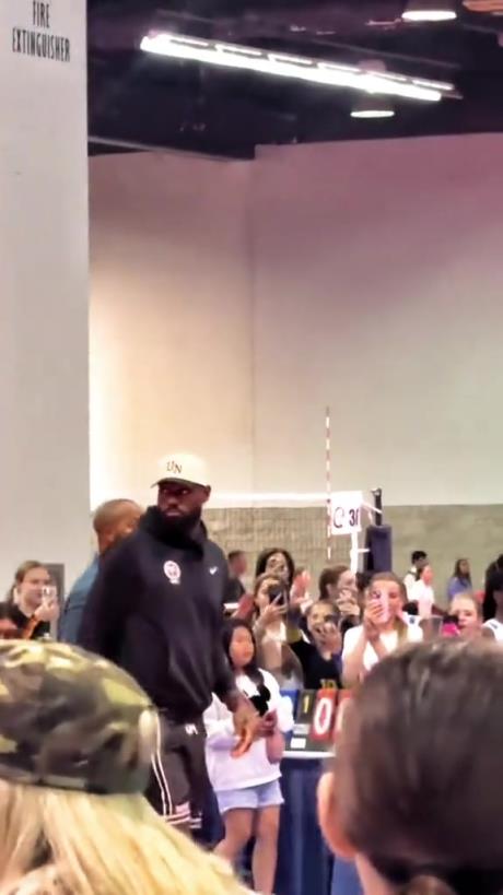 什么是巨星啊！詹姆斯現(xiàn)身排球場(chǎng)被小球迷包圍 這就是行走的流量