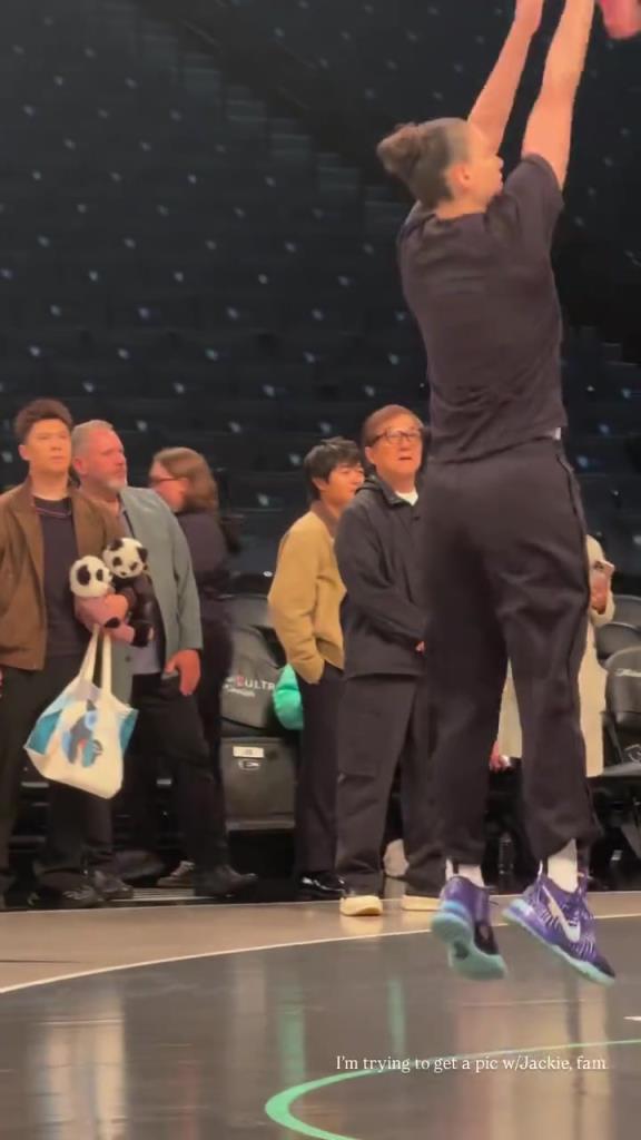 71歲成龍現(xiàn)身巴克萊中心看女籃比賽：她們投籃怎么那么準(zhǔn)?。。?>
                                <div   id=