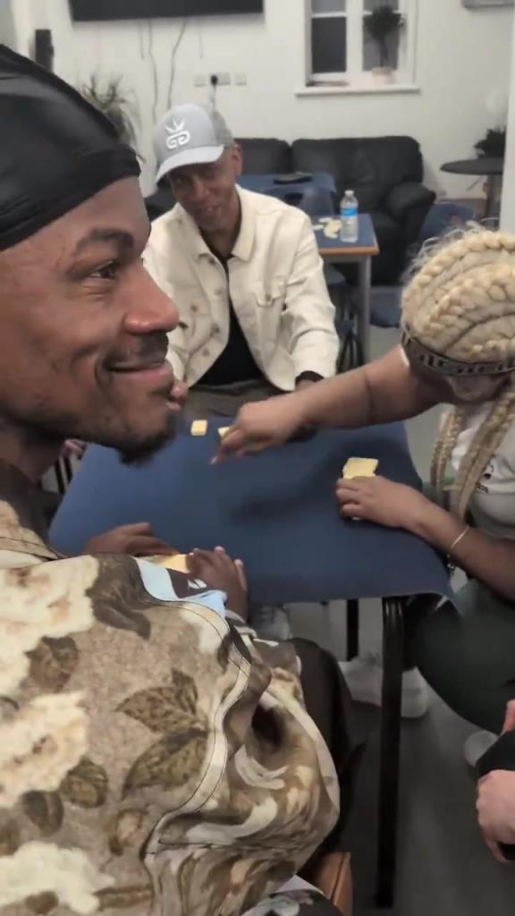 想找到巴特勒很簡(jiǎn)單，因?yàn)樗辉诨@球場(chǎng)，就在棋牌室