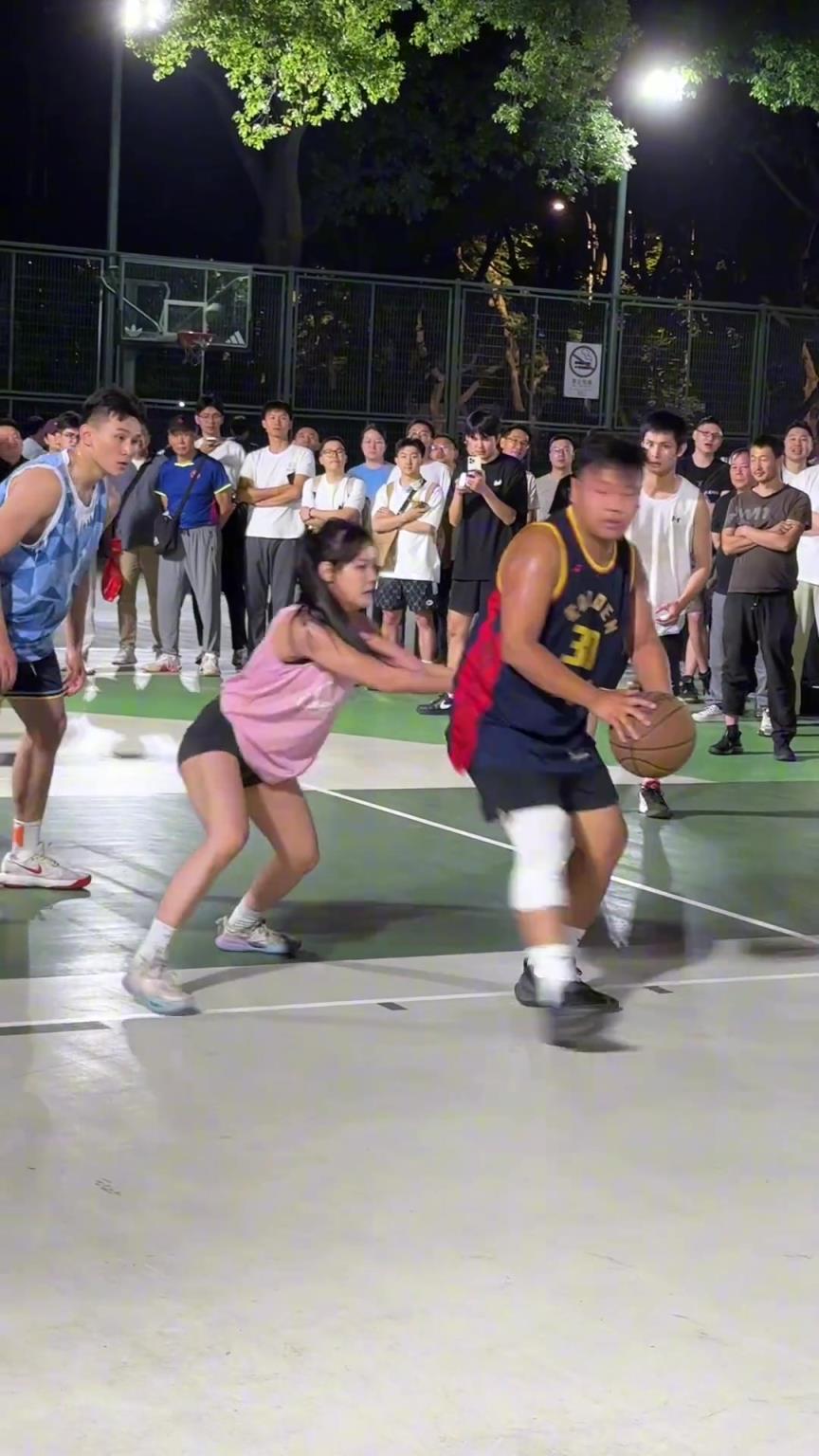 這哥們看見(jiàn)防自己的是女生，一個(gè)勁背打，球也不傳了