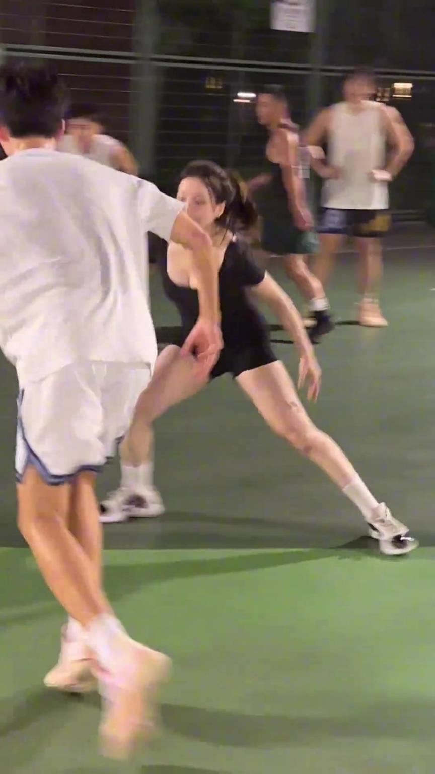 小姐姐防得真兇！瘦點(diǎn)的男生都拿她沒(méi)辦法